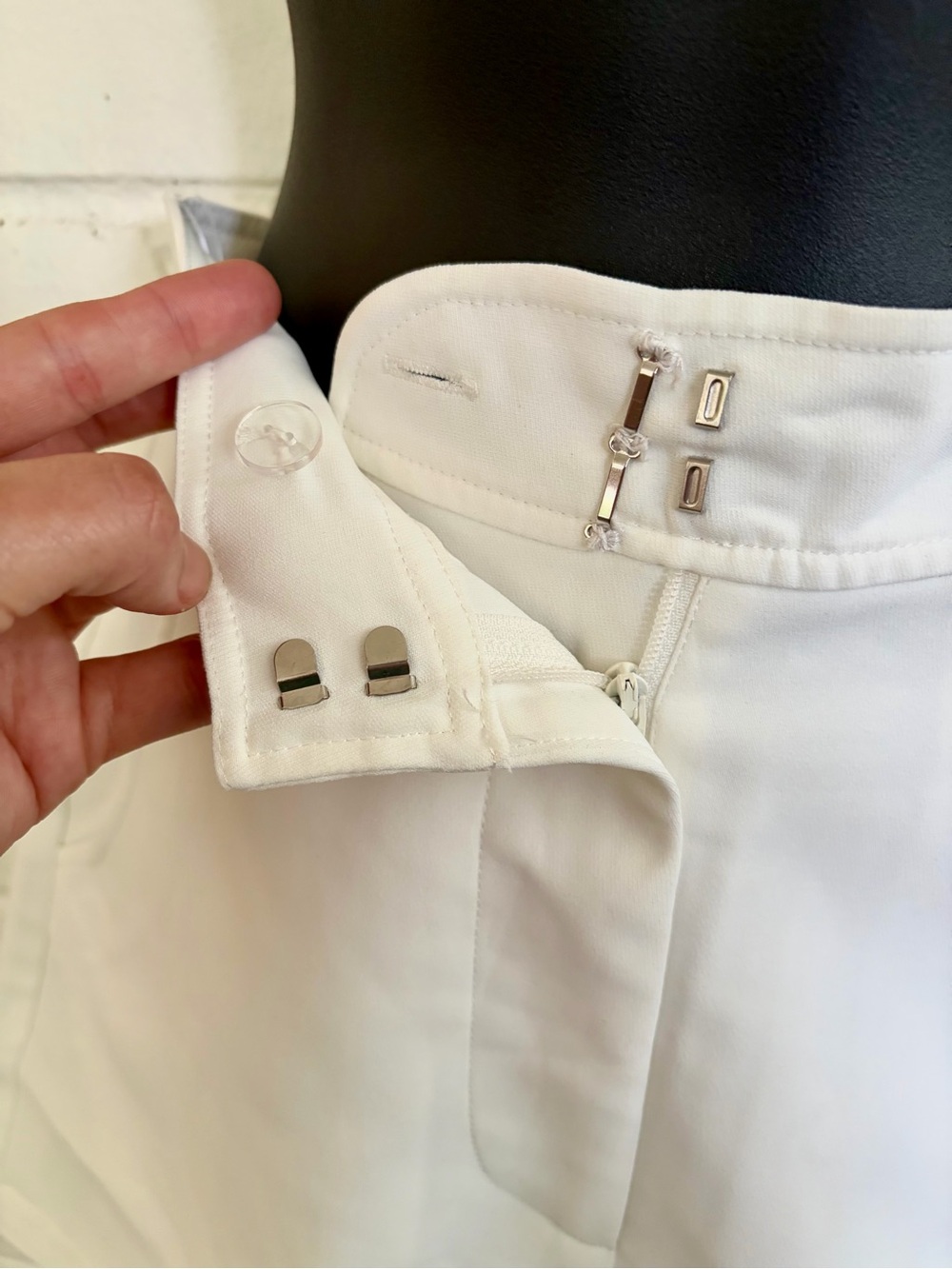 Amanda Uprichard Reeves Mid-Rise Shorts in White, SZ XS (0) 🐚 - Picture 4 of 9